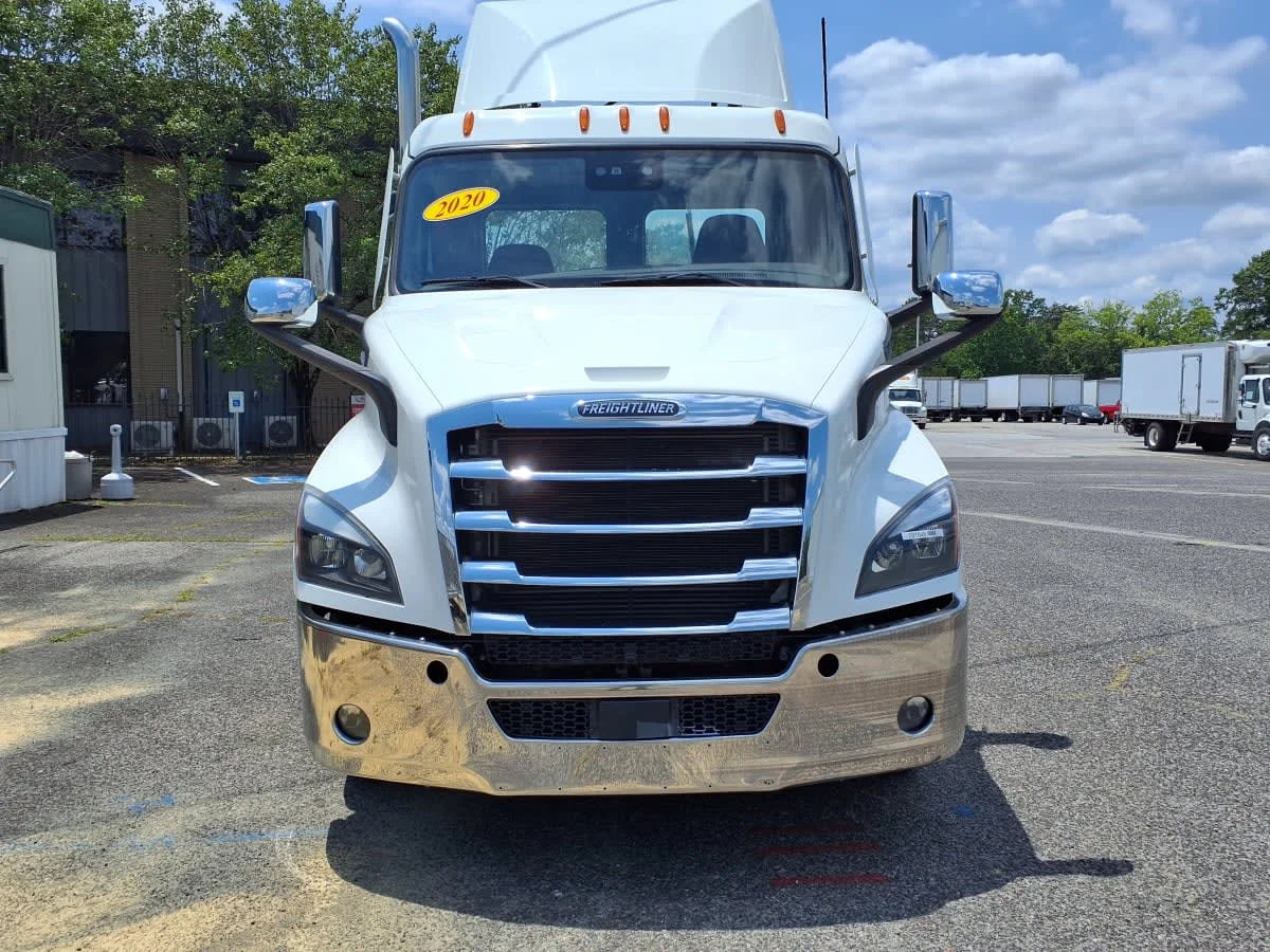 2020 Freightliner Cascadia in Knoxville, TN — photo 2