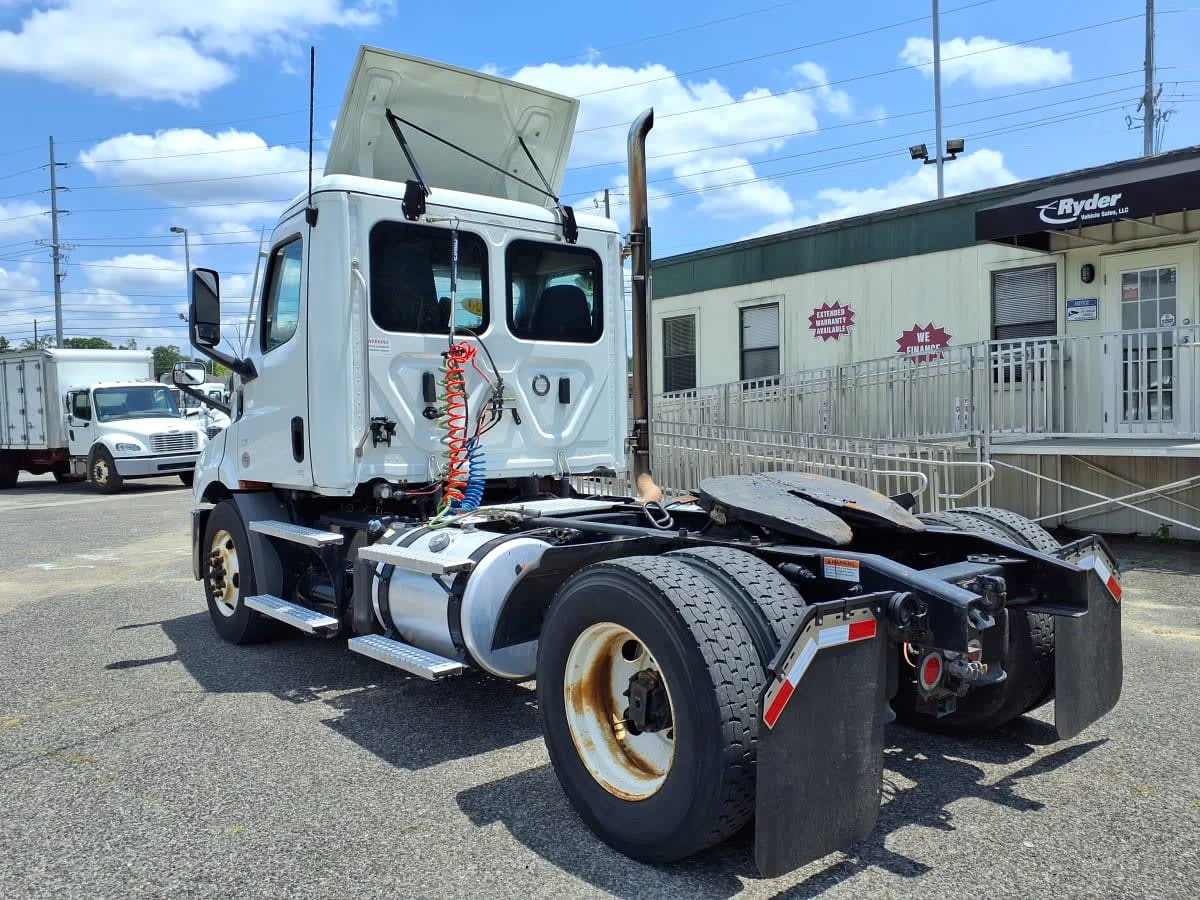 2020 Freightliner Cascadia in Knoxville, TN — photo 6
