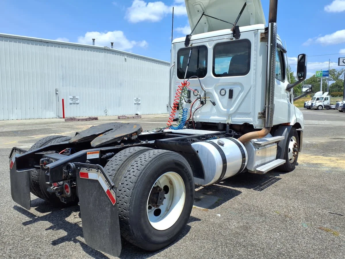 2020 Freightliner Cascadia in Knoxville, TN — photo 4