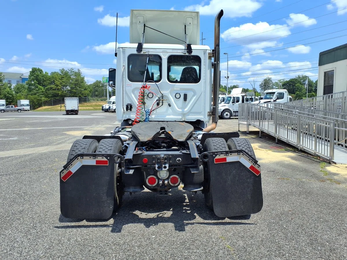 2020 Freightliner Cascadia in Knoxville, TN — photo 5