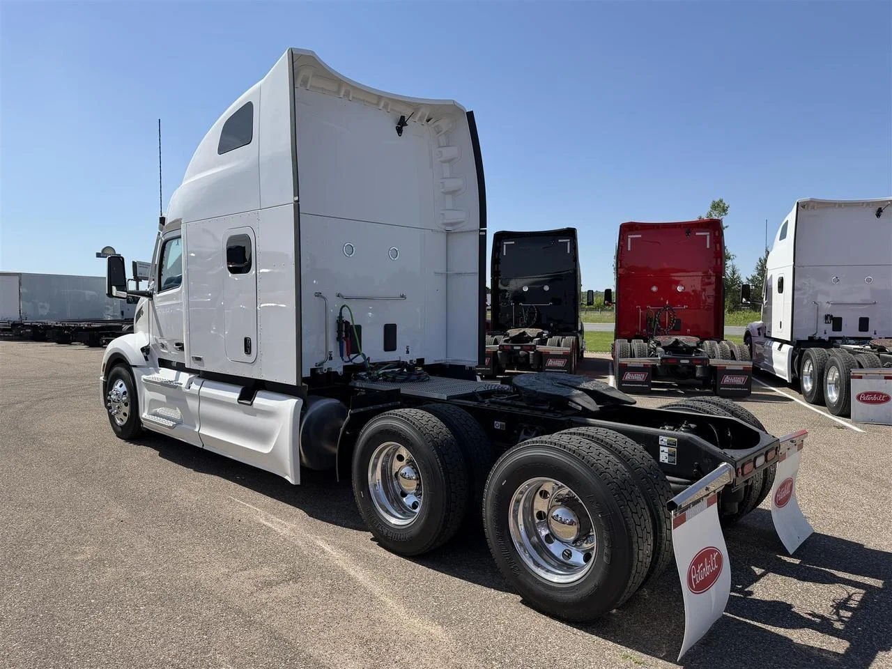 2027 Peterbilt 579 in Eau Claire, WI — photo 2