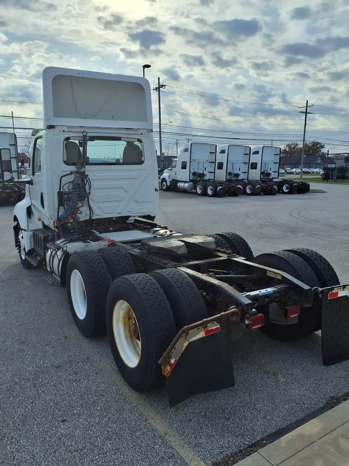 2019 International LT - image 6