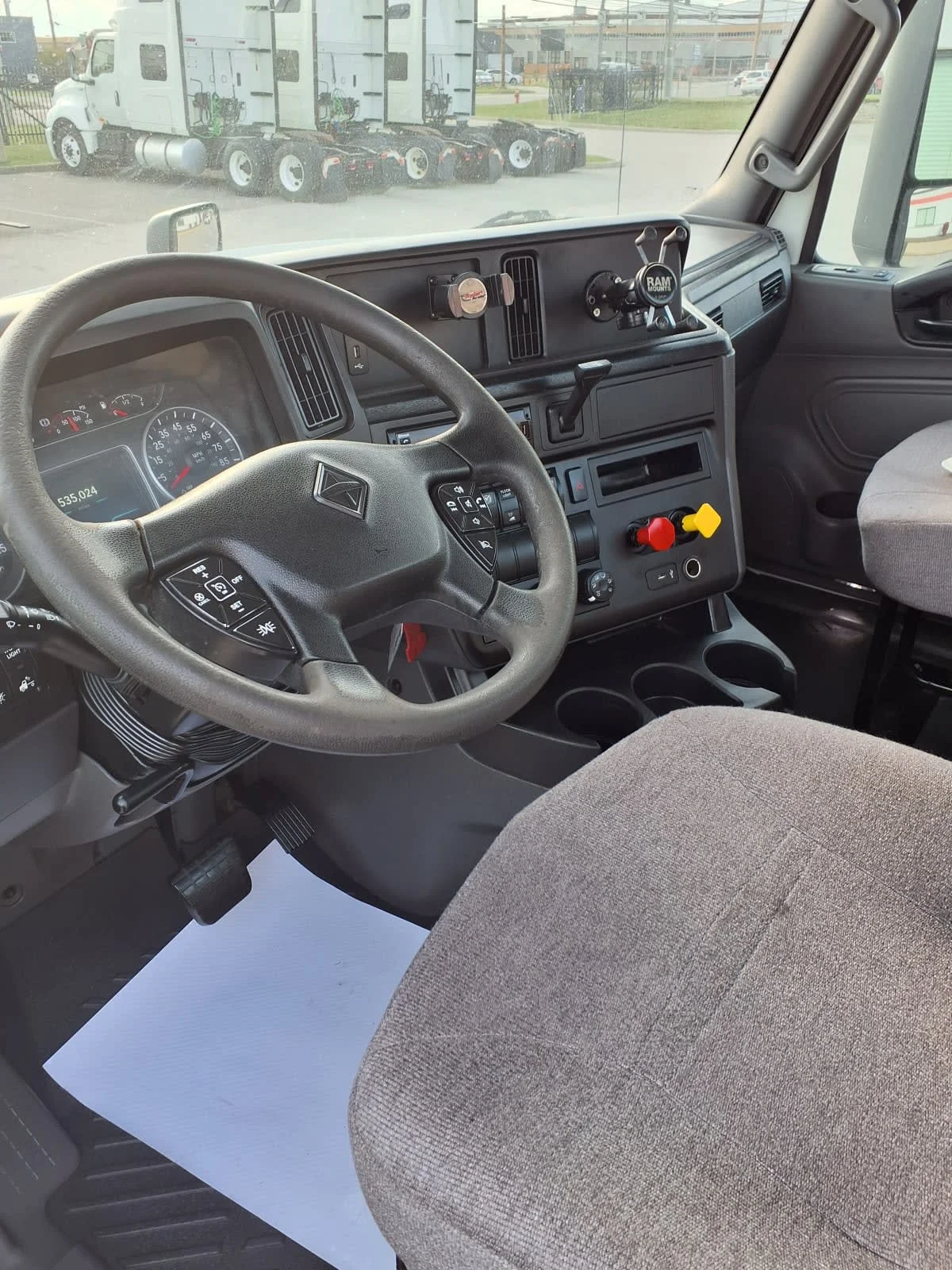 2019 International LT - image 7