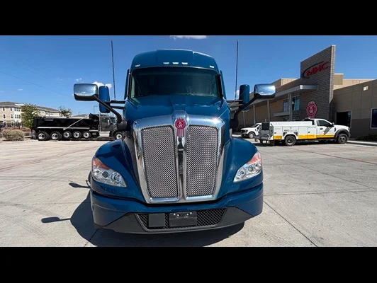 2023 Kenworth T680 in El Paso, TX — photo 4