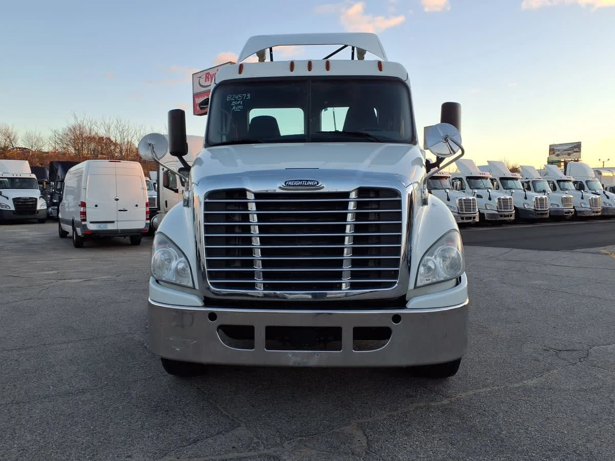 2019 Freightliner Cascadia in Warwick, RI — photo 2