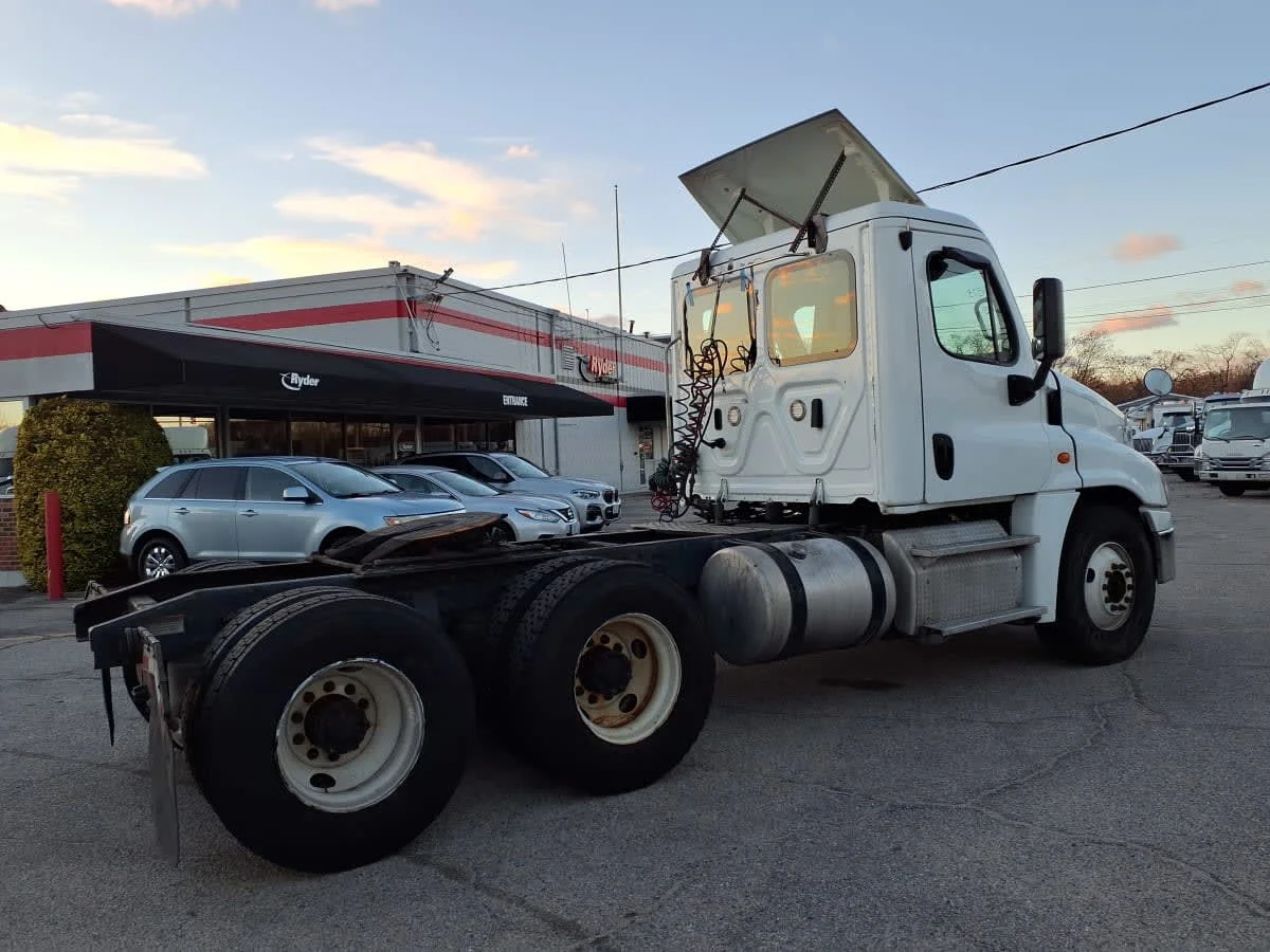 2019 Freightliner Cascadia in Warwick, RI — photo 4