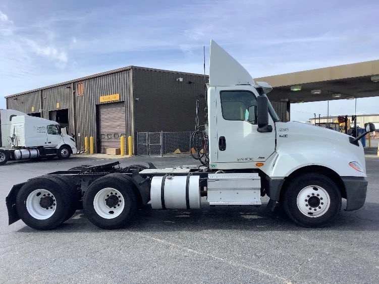 2019 International LT - image 8