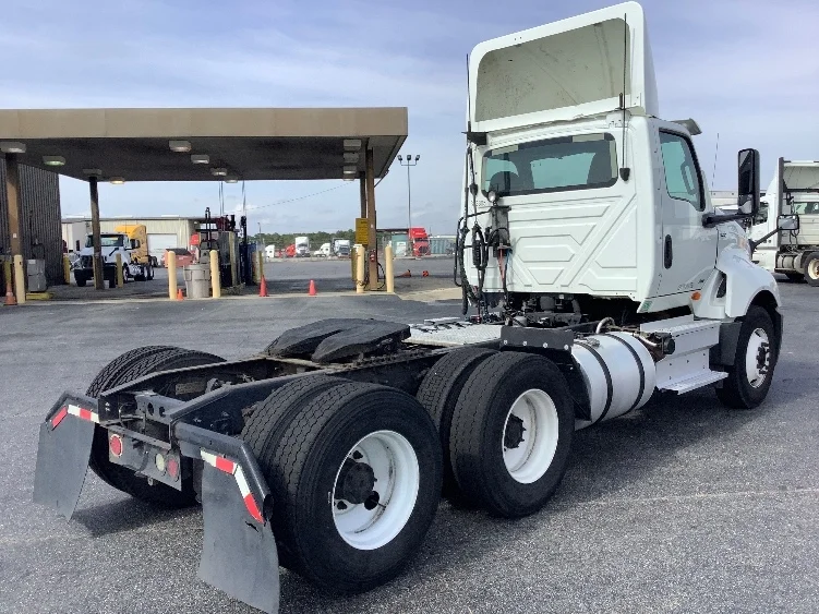 2019 International LT - image 7