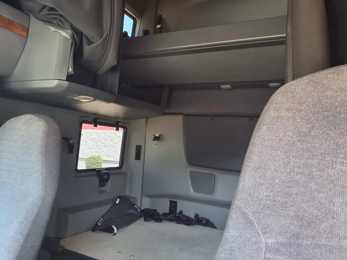 2019 International LT in Cleveland, OH — photo 8