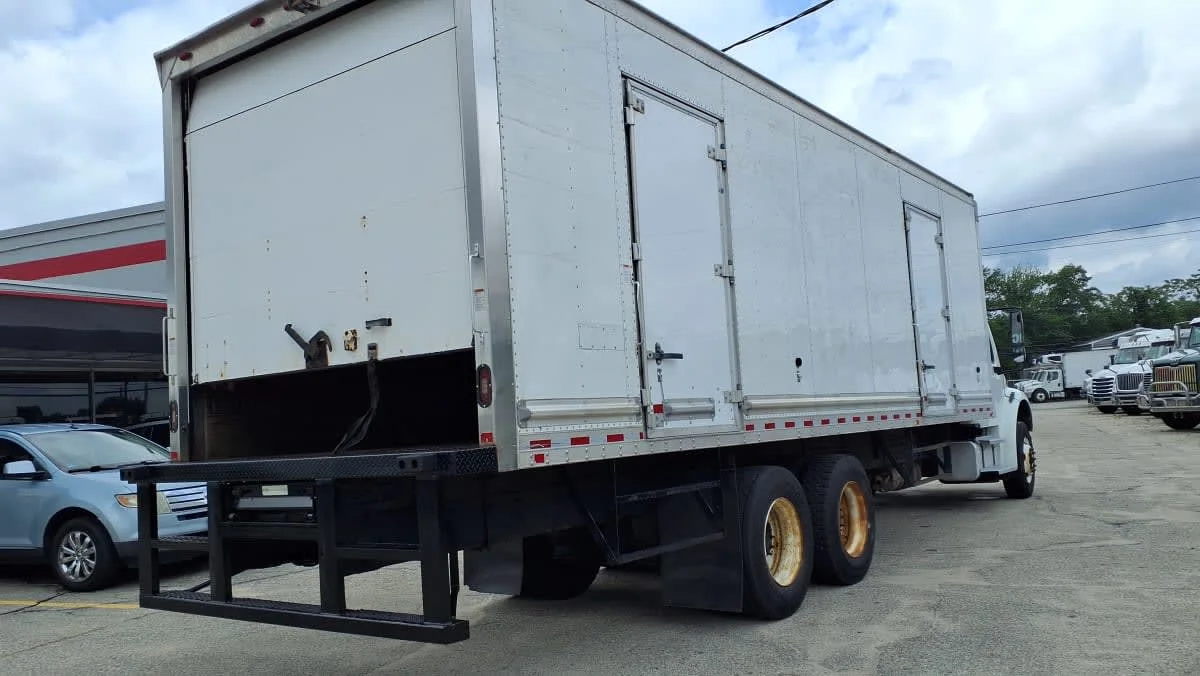 2018 Freightliner M2 106 in Warwick, RI — photo 4