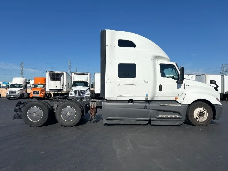 2023 International LT - image 8