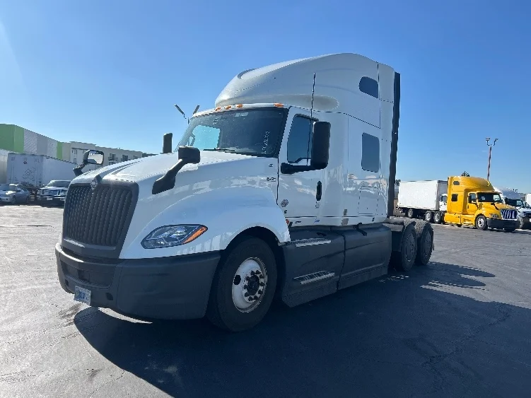 2023 International LT - image 3