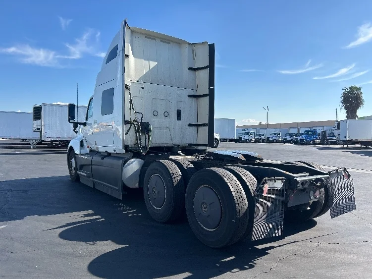 2023 International LT - image 5
