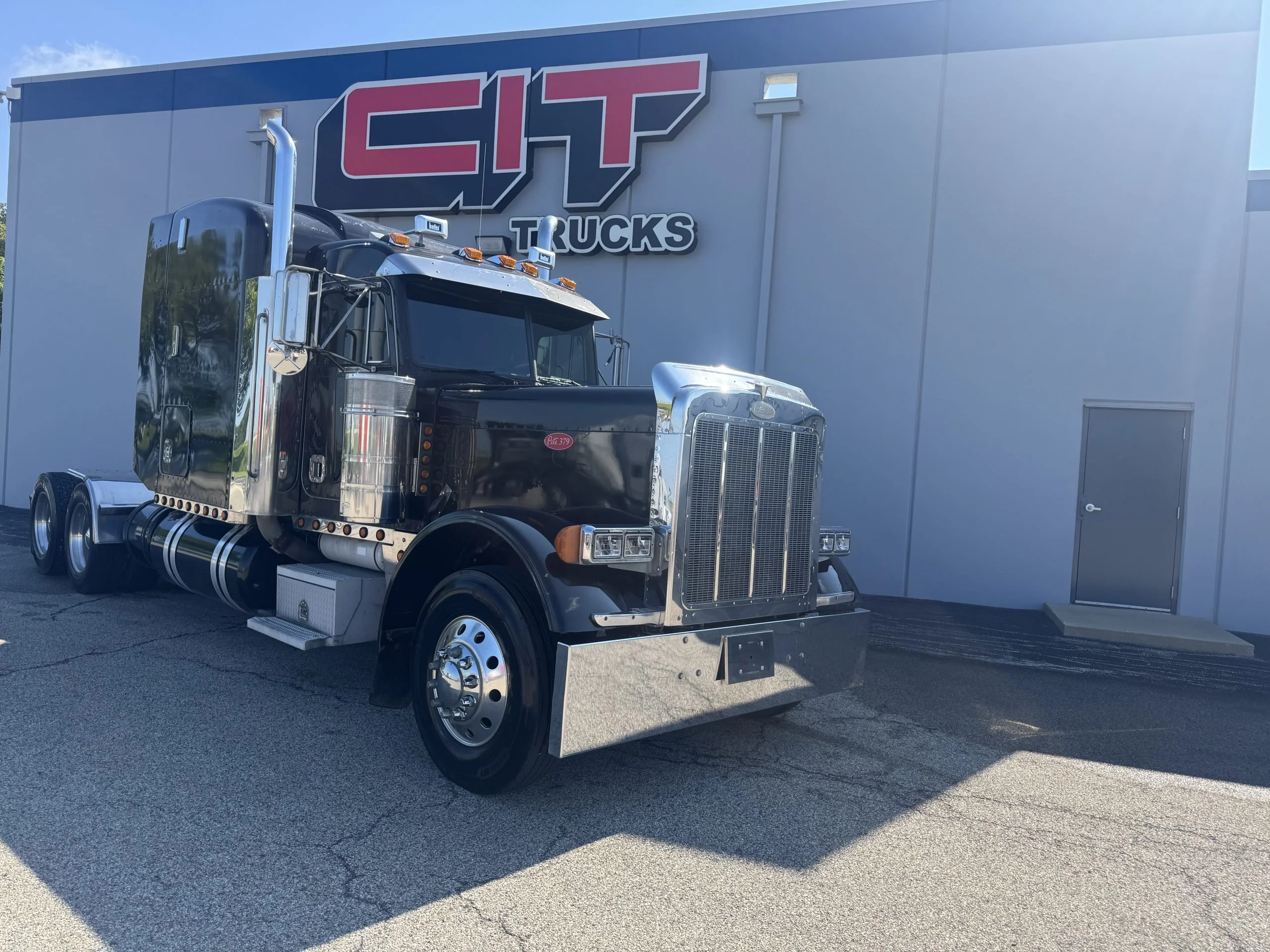 2000 Peterbilt in Champaign, IL — photo 3
