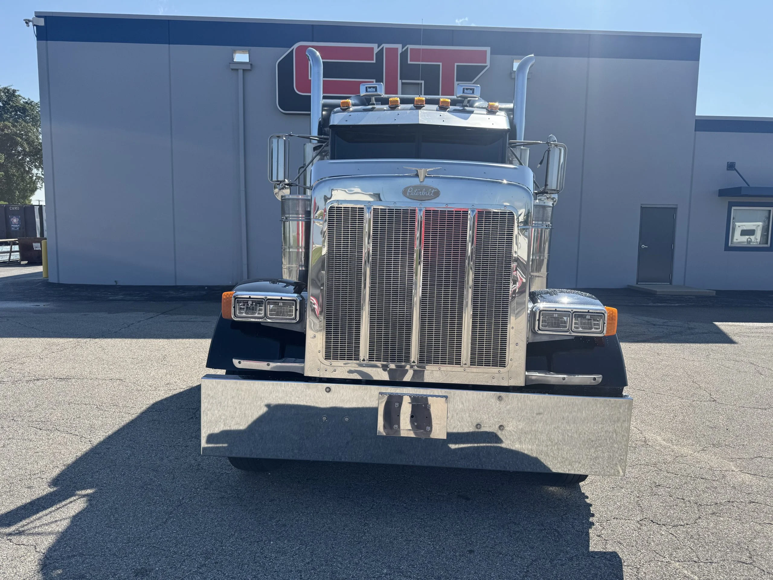 2000 Peterbilt in Champaign, IL — photo 2