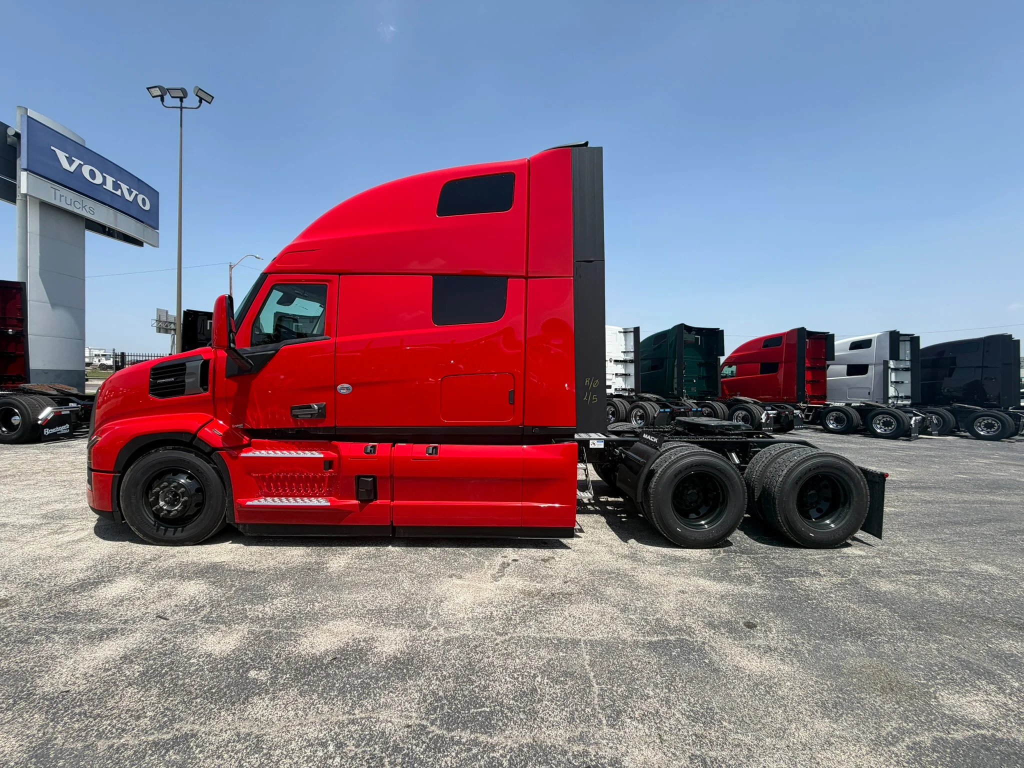 2027 Mack Pinnacle in Fort Worth, TX — photo 8