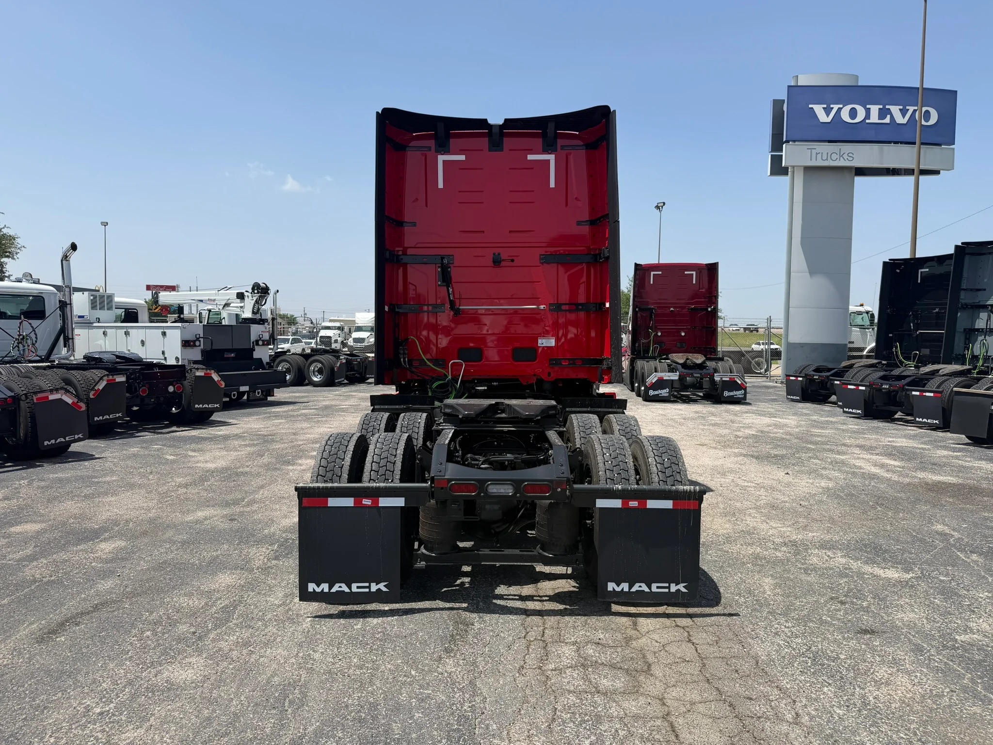 2027 Mack Pinnacle in Fort Worth, TX — photo 5