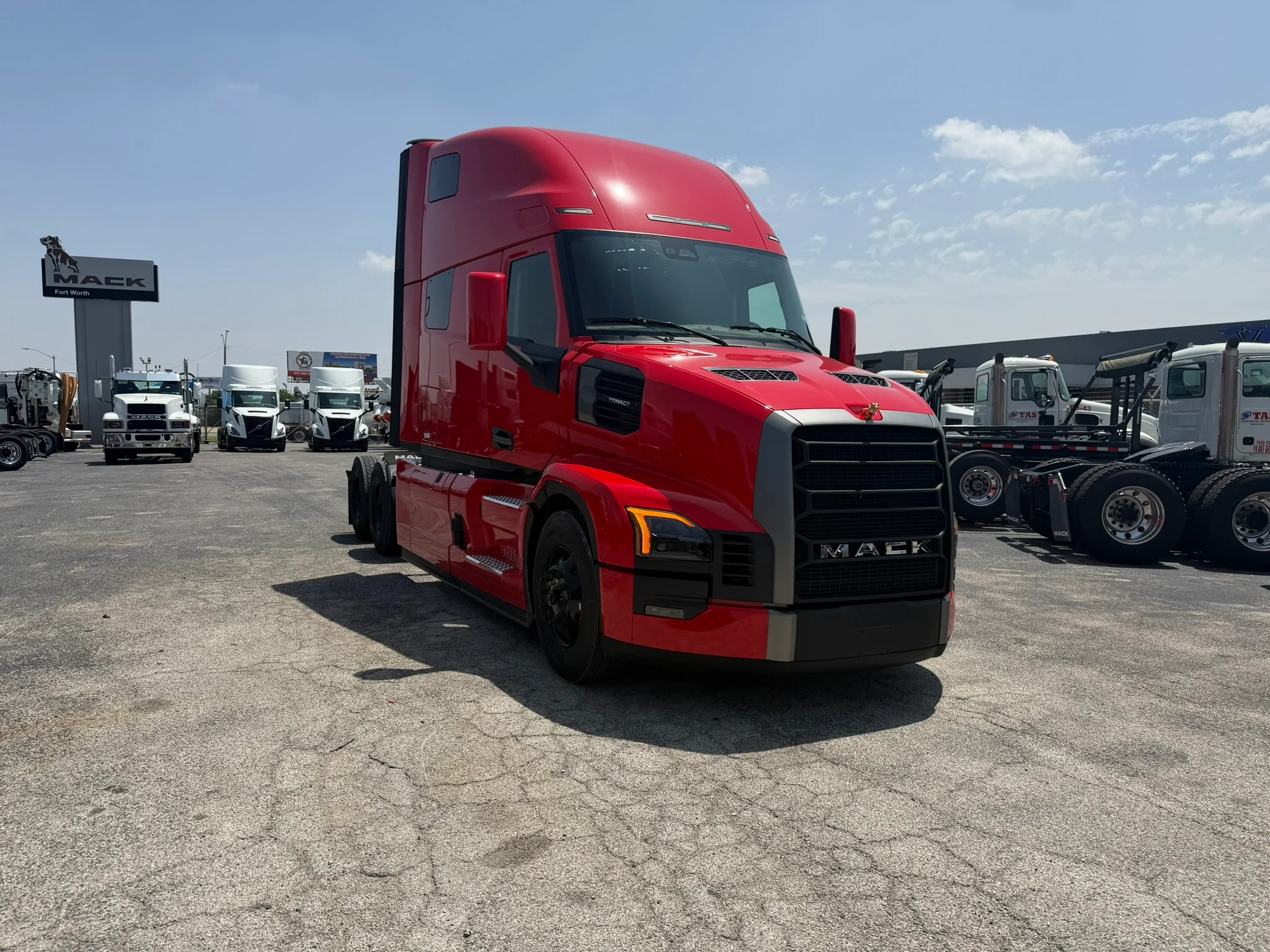 2027 Mack Pinnacle in Fort Worth, TX — photo 3