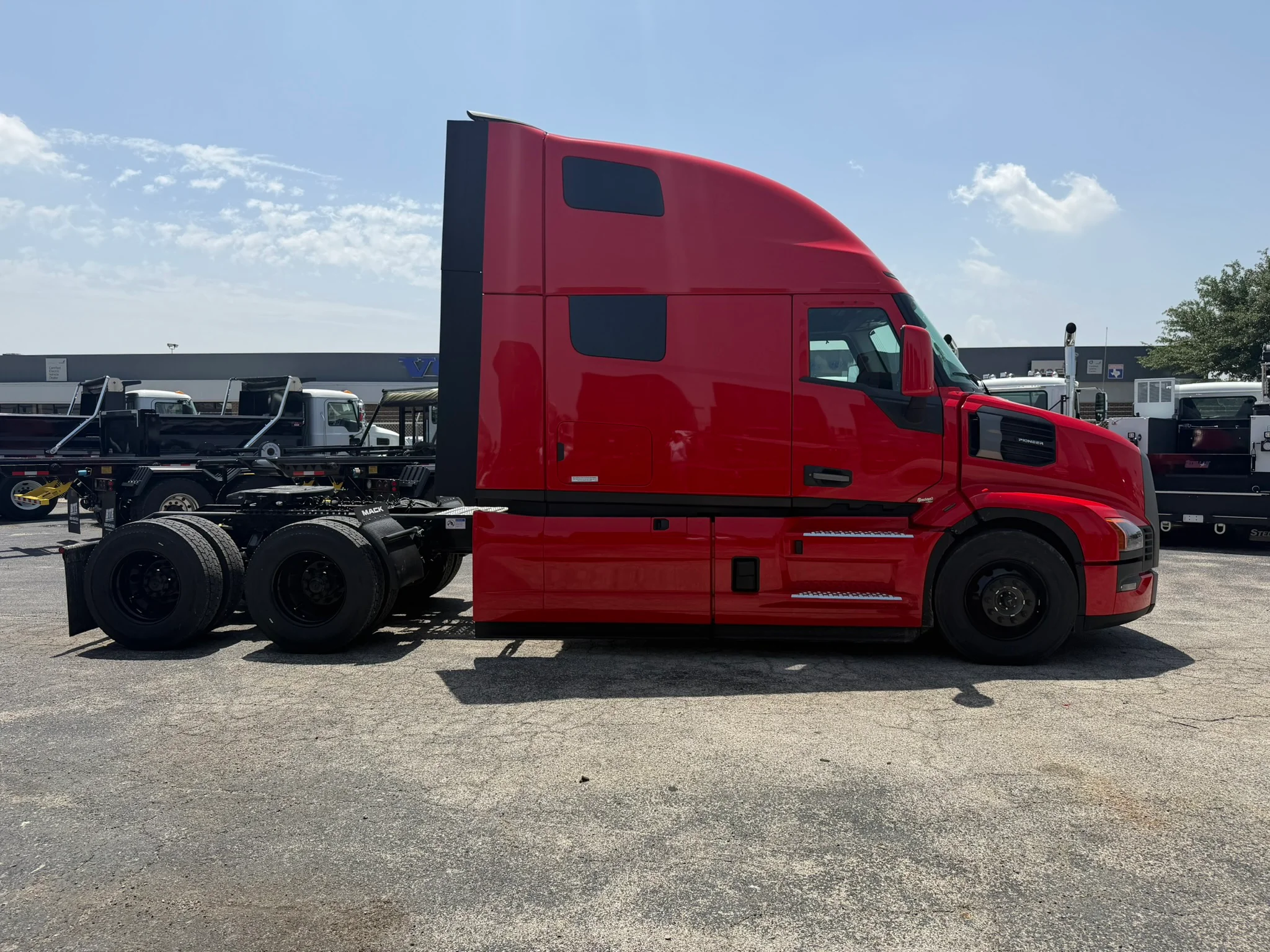 2027 Mack Pinnacle in Fort Worth, TX — photo 4