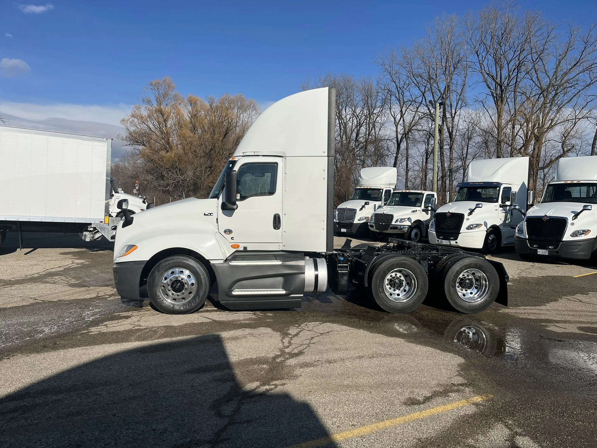 2021 International LT - image 2