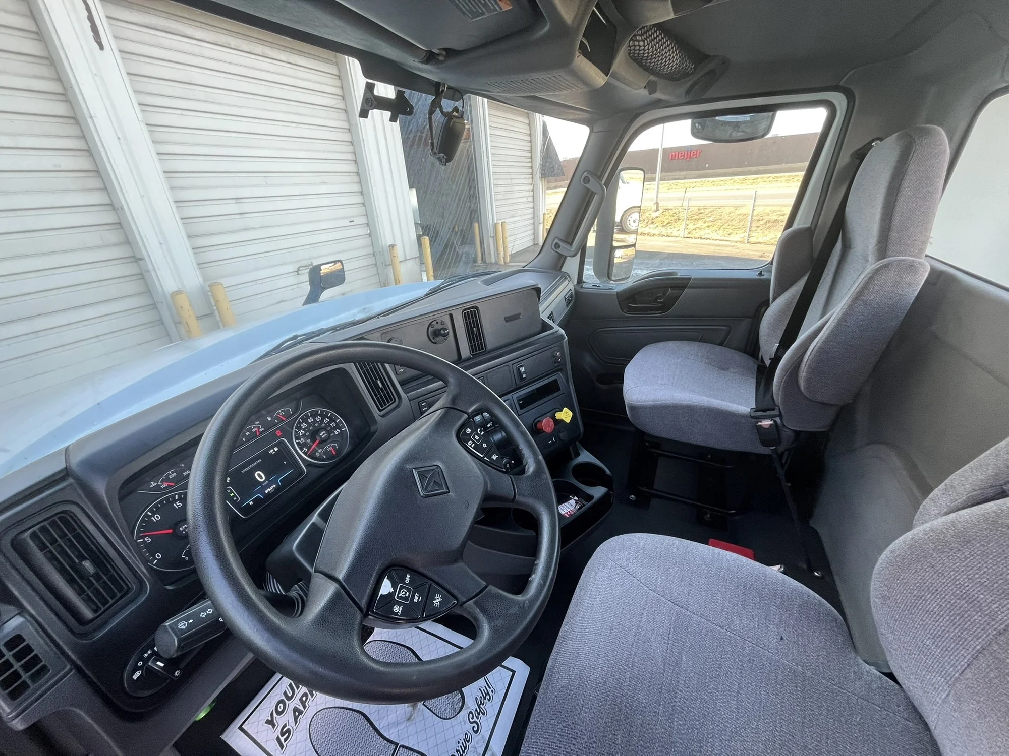 2021 International LT - image 15