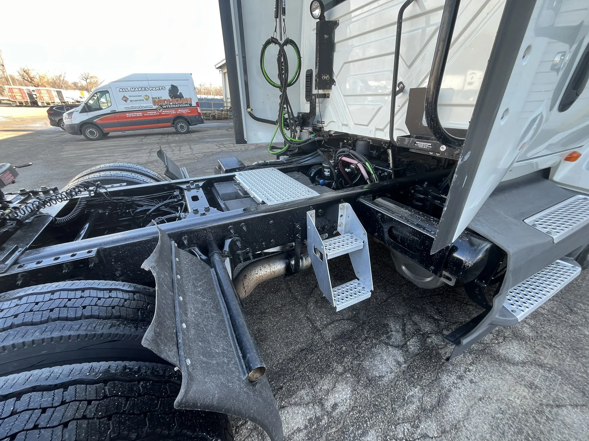 2021 International LT - image 12