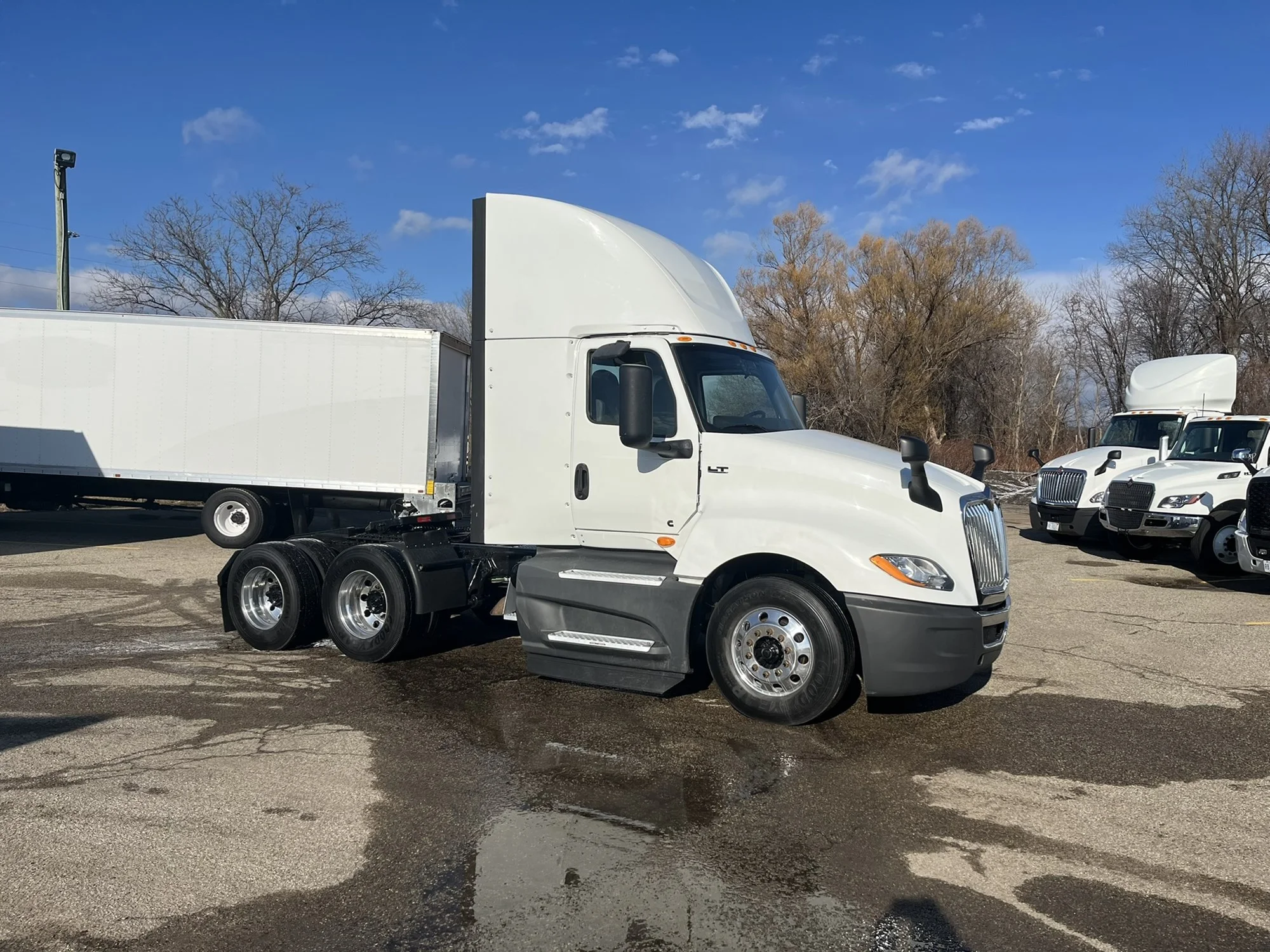 2021 International LT - image 4