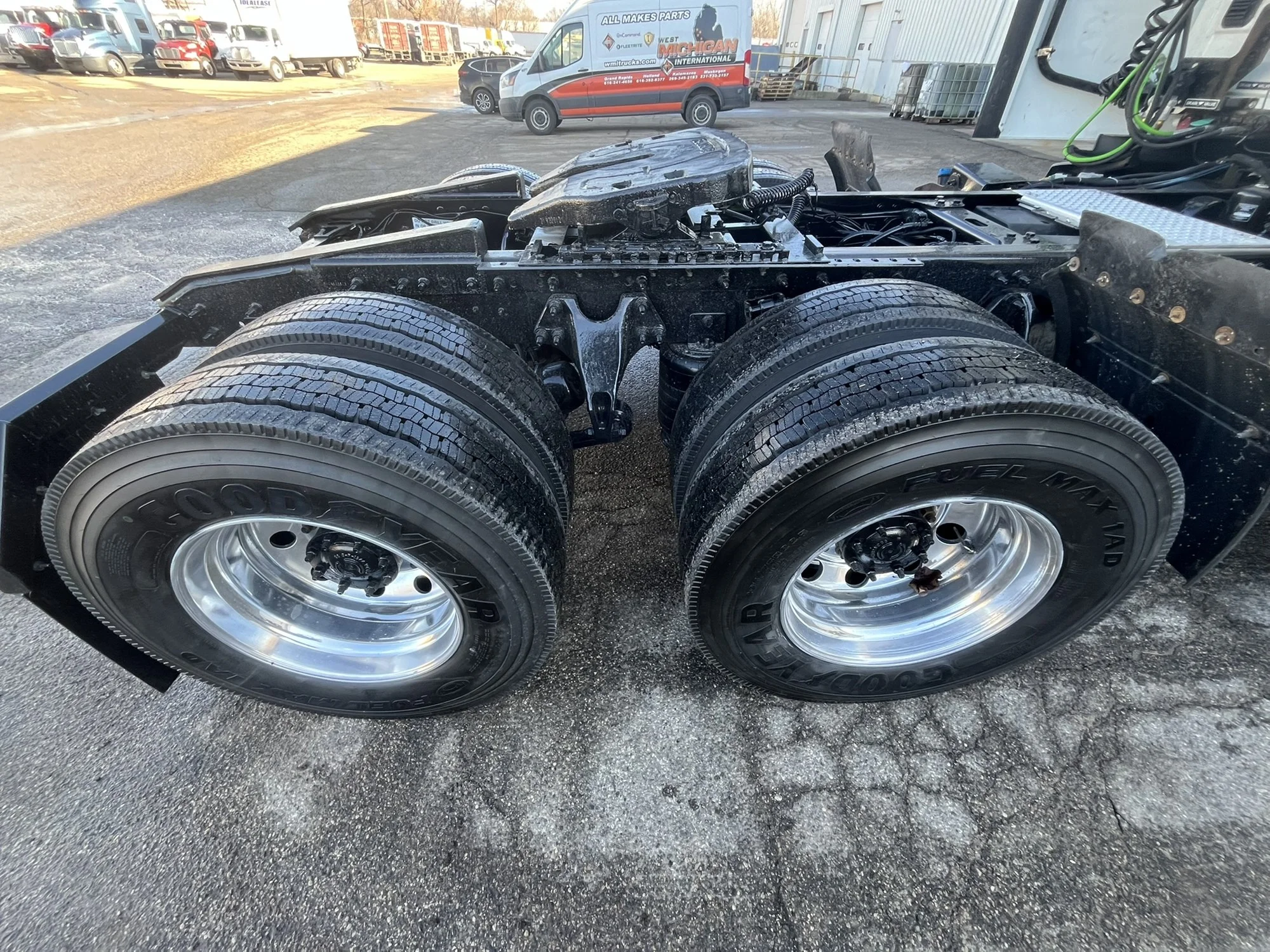 2021 International LT - image 11