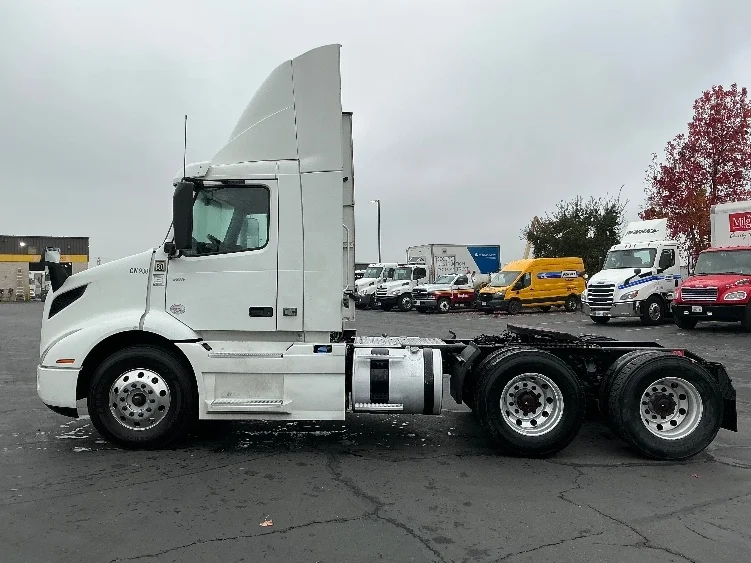 2020 Volvo VNR 640 - image 4