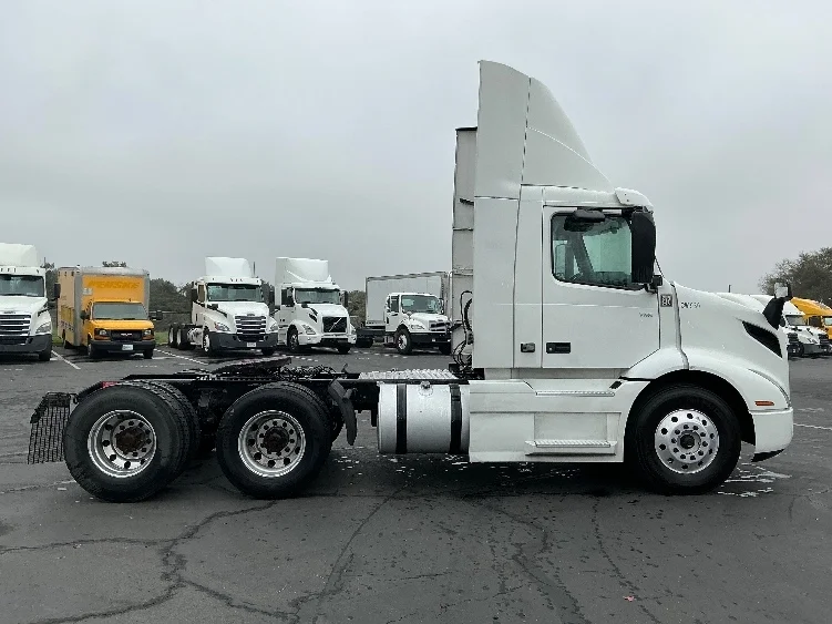 2020 Volvo VNR 640 - image 8