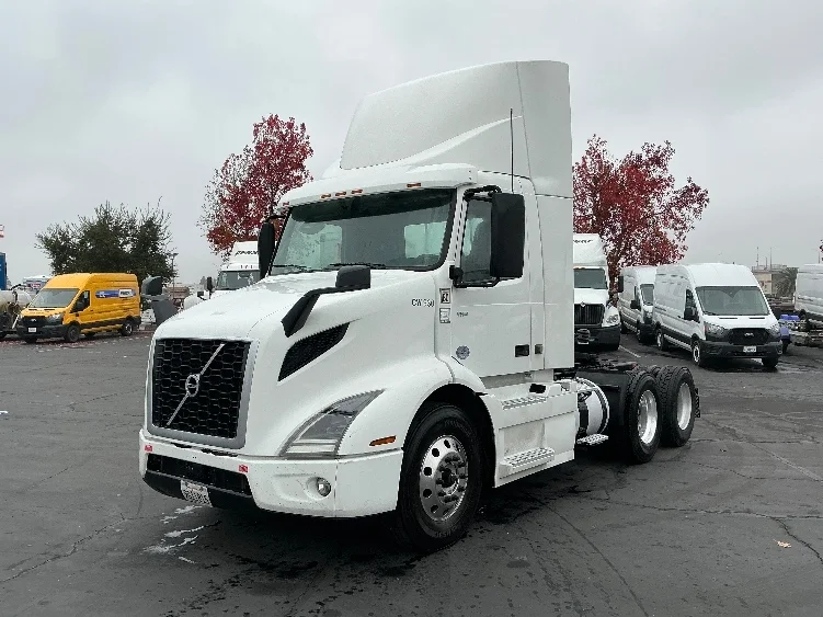 2020 Volvo VNR 640 - image 3