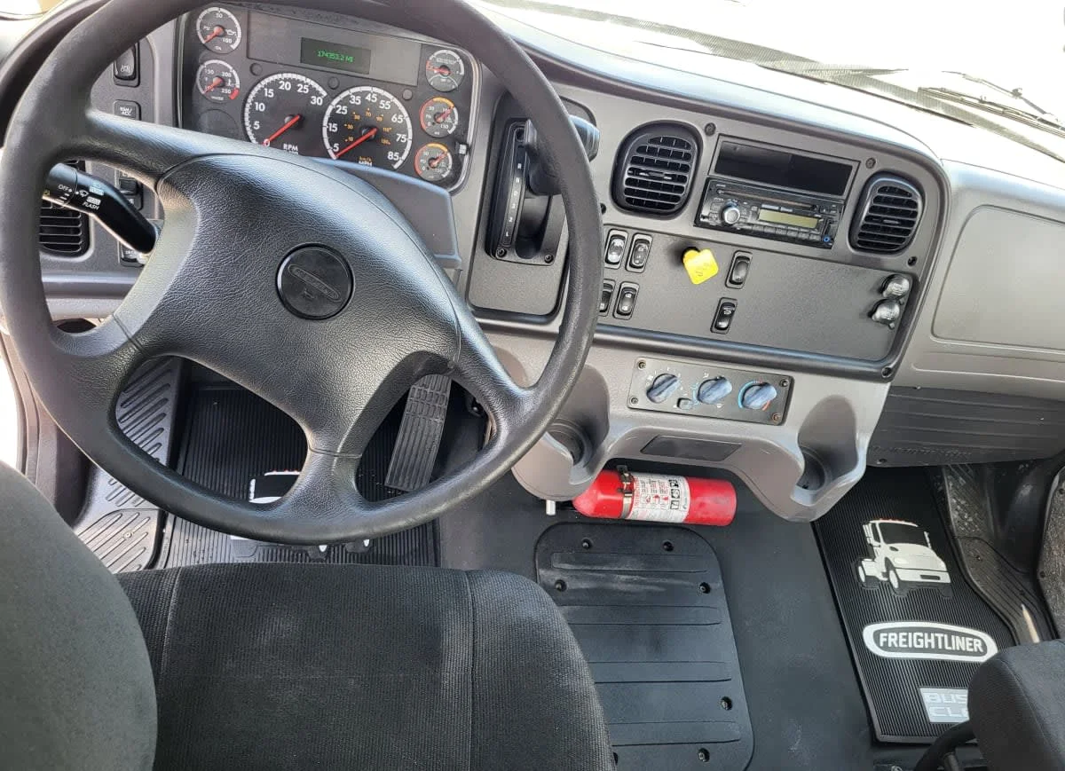 2017 Freightliner M2 106 in Jacksonville, FL — photo 12