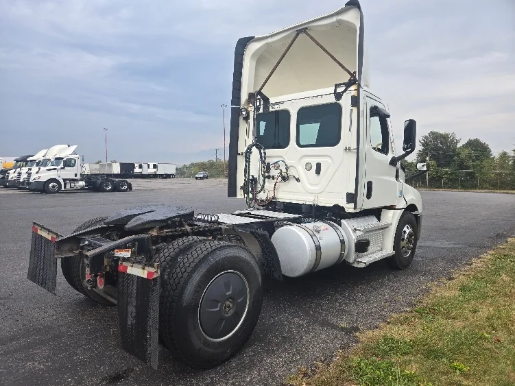 2020 Freightliner Cascadia - image 7