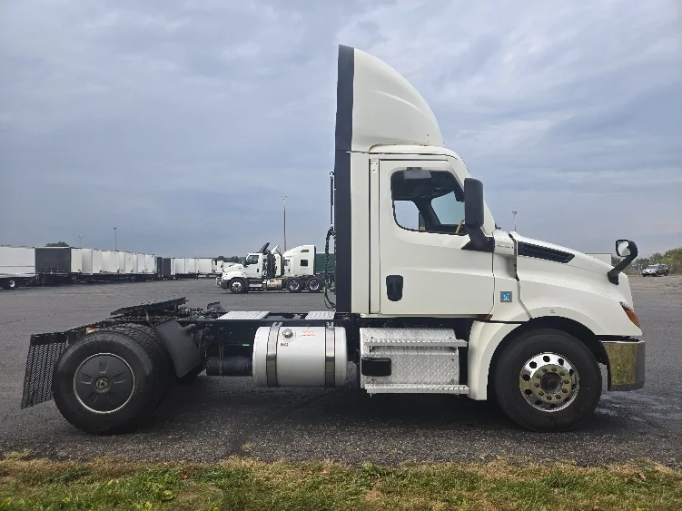 2020 Freightliner Cascadia - image 8