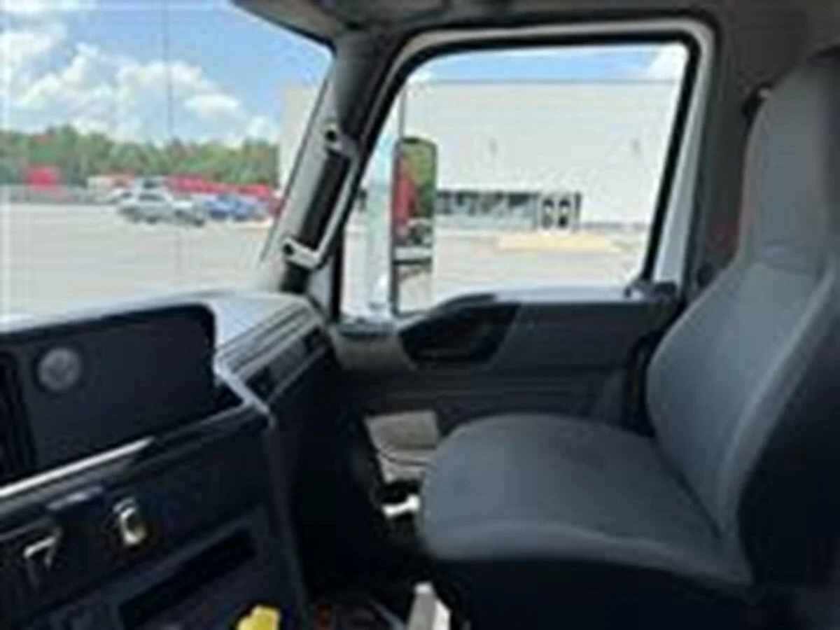 2019 International LT - image 5