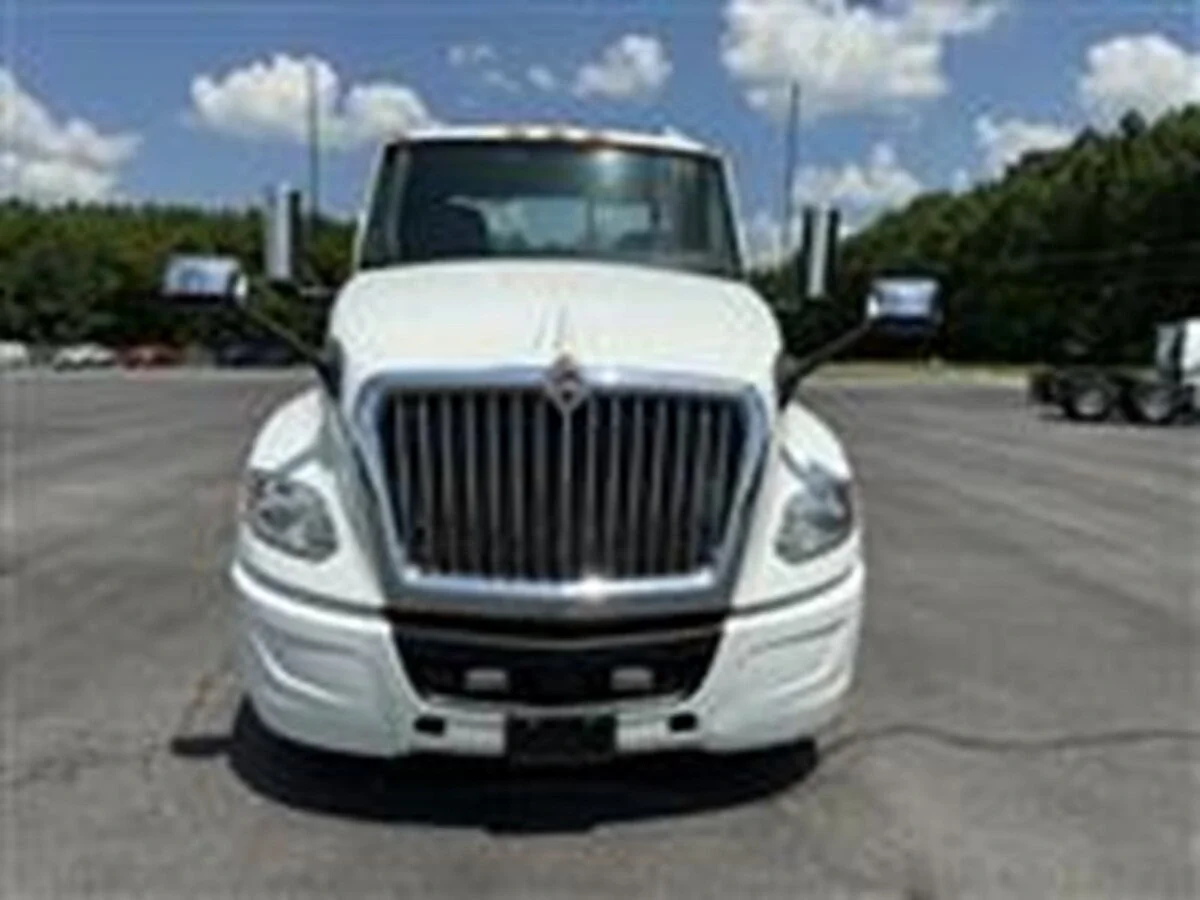 2019 International LT - image 4