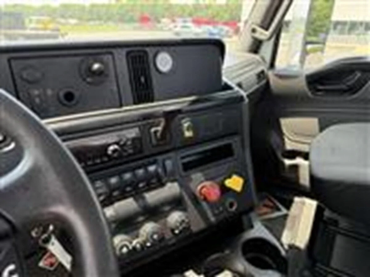 2019 International LT - image 11