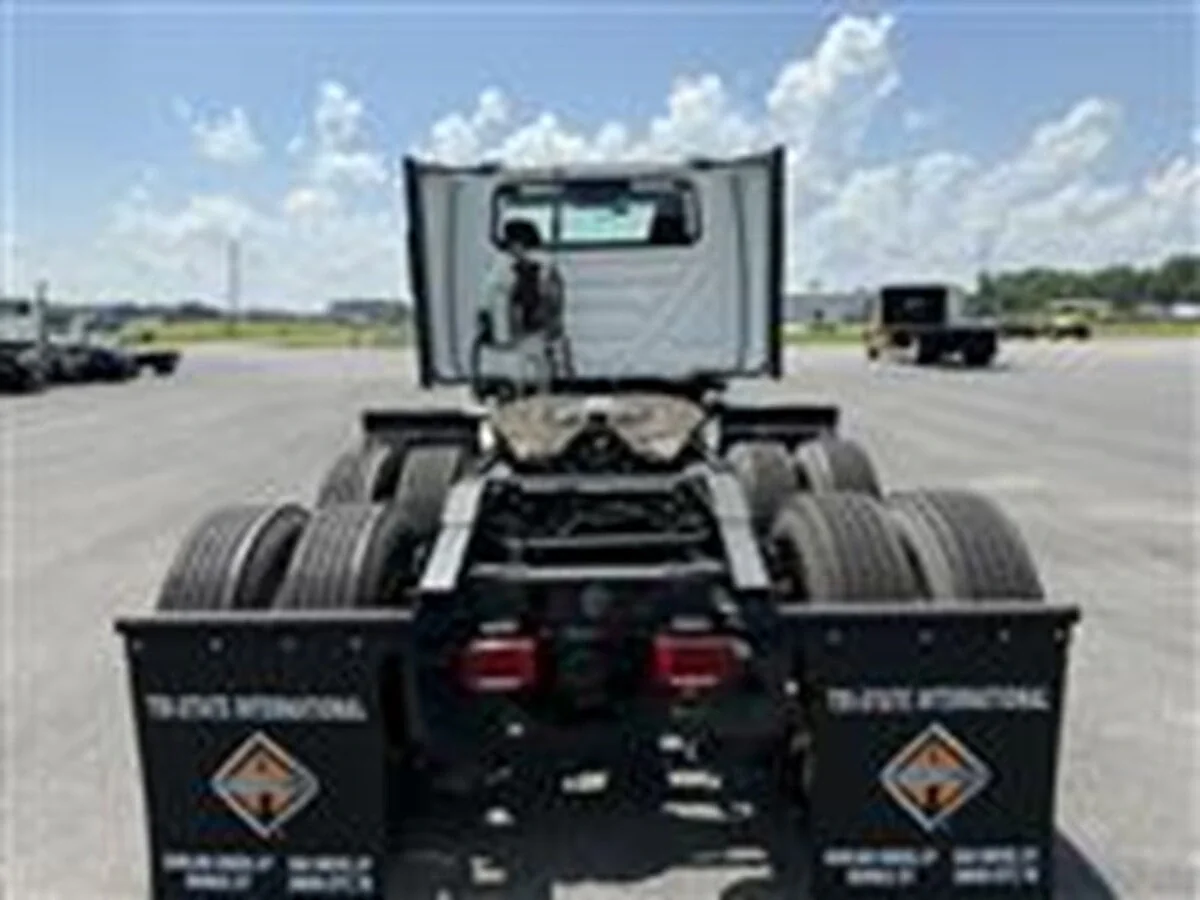 2019 International LT - image 9