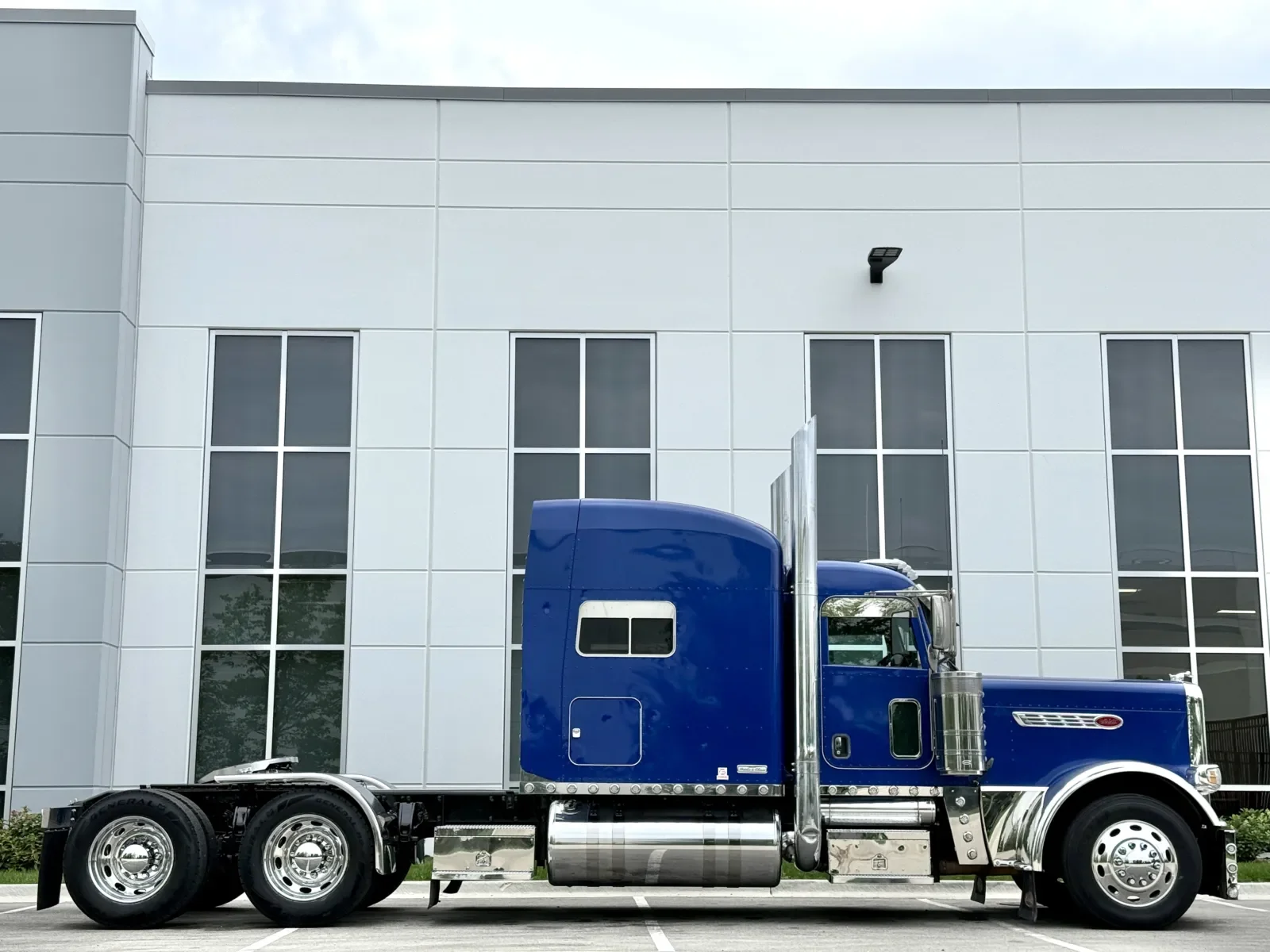 2016 Peterbilt 389 in New Lenox, IL — photo 3