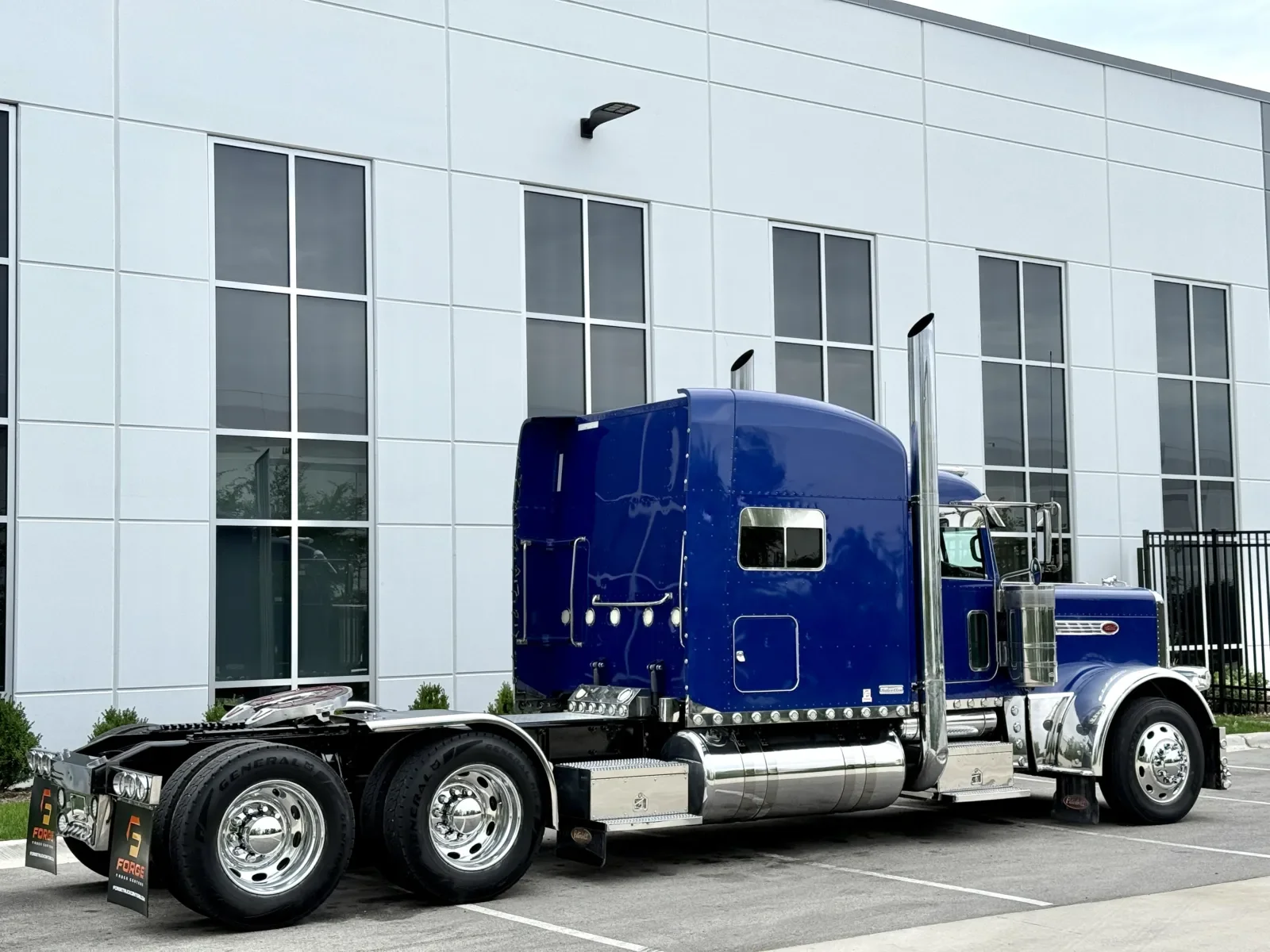 2016 Peterbilt 389 in New Lenox, IL — photo 5