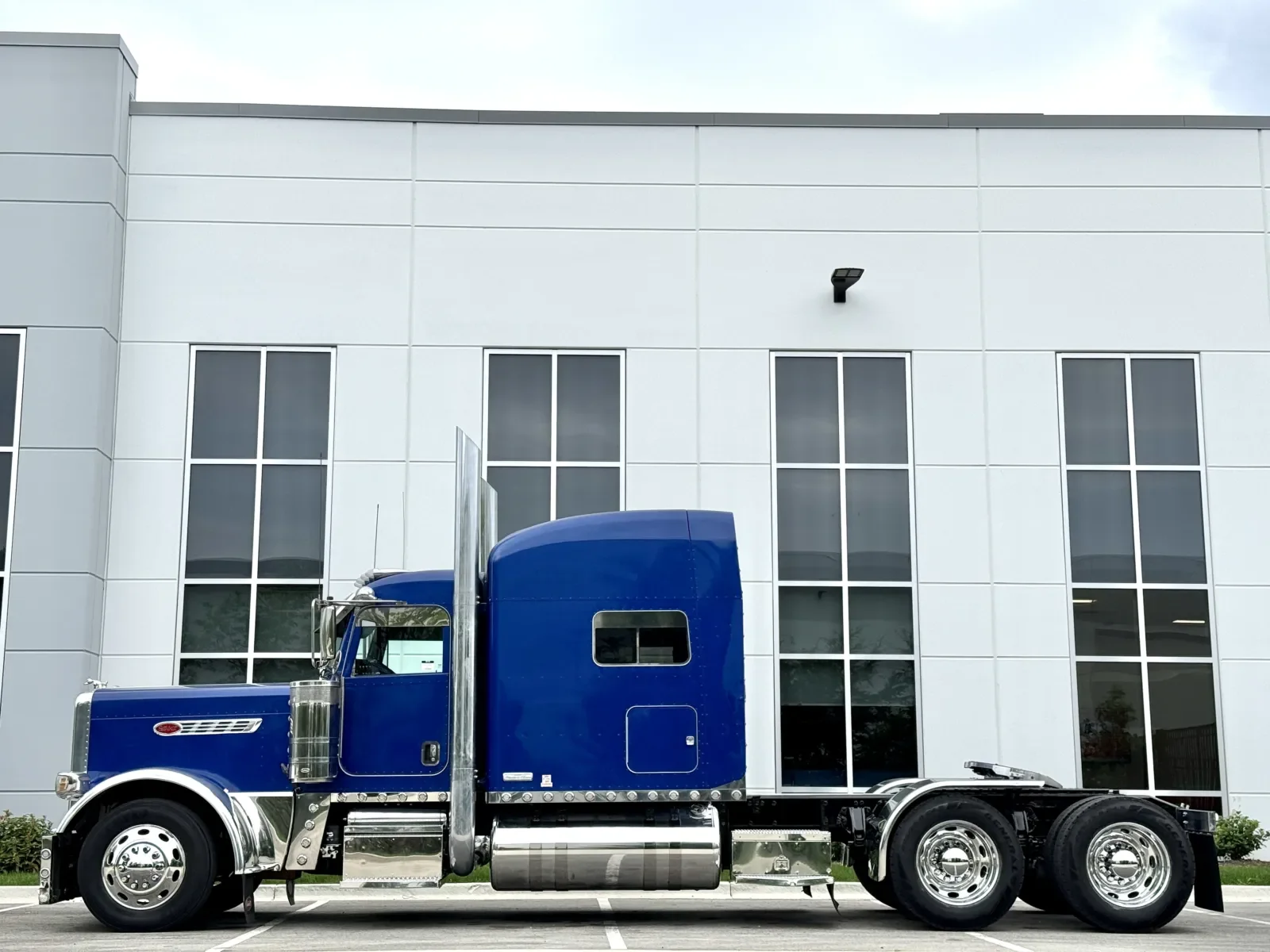 2016 Peterbilt 389 in New Lenox, IL — photo 4