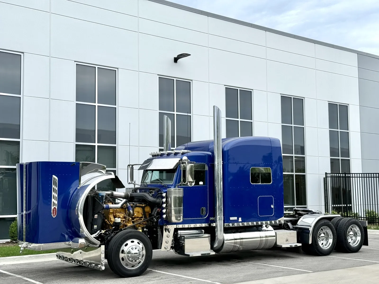 2016 Peterbilt 389 in New Lenox, IL — photo 10