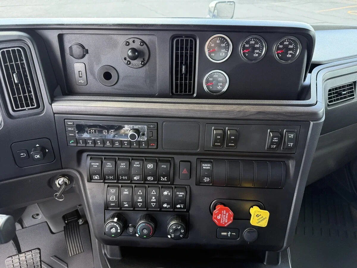 2024 International LT — photo 11