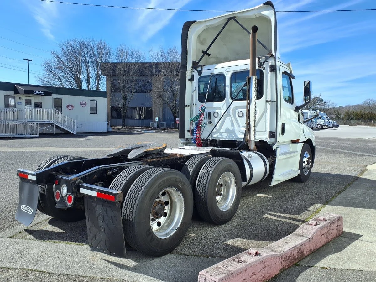 2020 Freightliner Cascadia in Knoxville, TN — photo 4