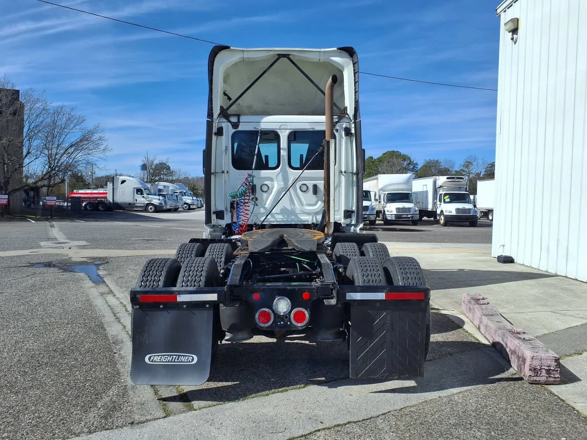 2020 Freightliner Cascadia in Knoxville, TN — photo 5