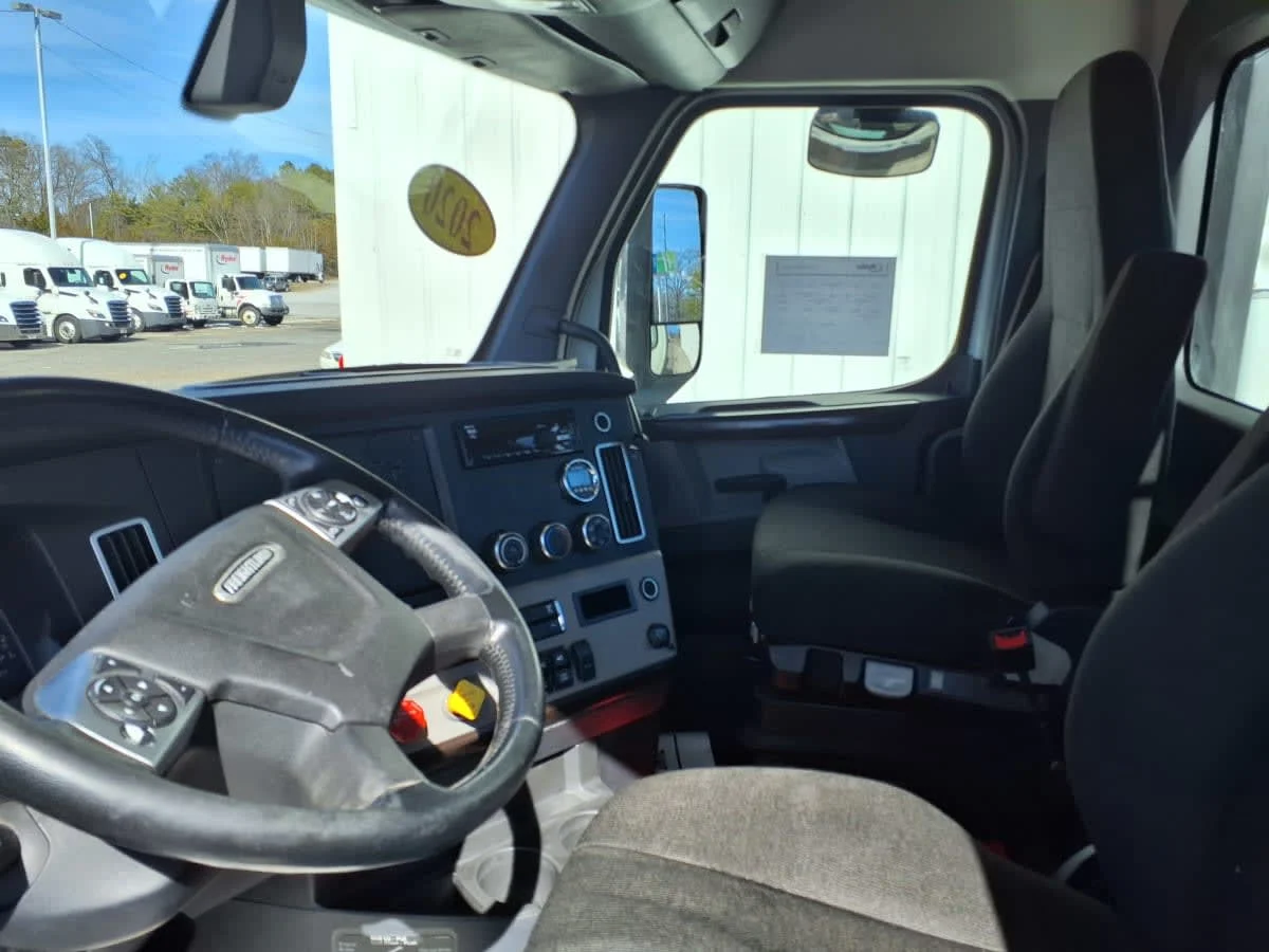 2020 Freightliner Cascadia in Knoxville, TN — photo 7