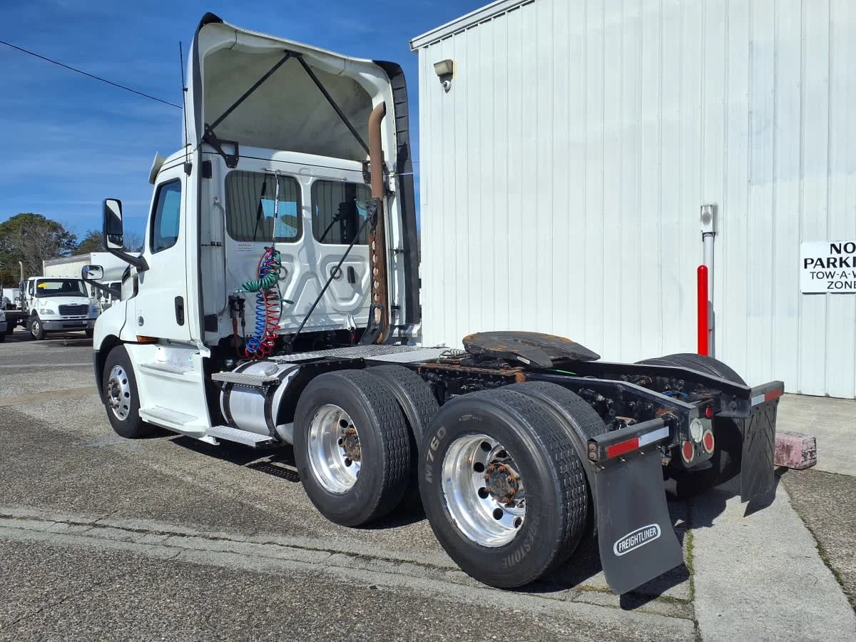 2020 Freightliner Cascadia in Knoxville, TN — photo 6