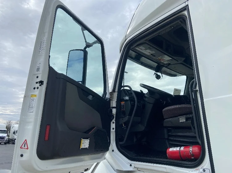 2023 Volvo VNL 760 - image 9