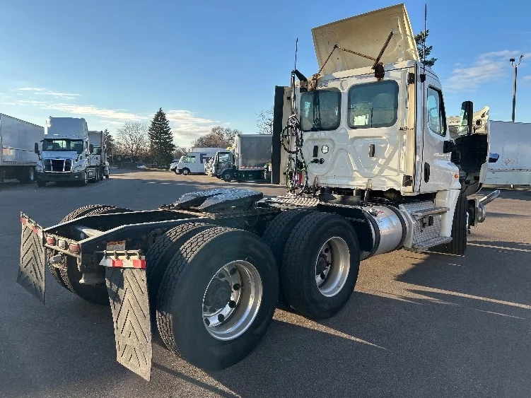 2019 Freightliner Cascadia in Brooklyn Park, MN — photo 7