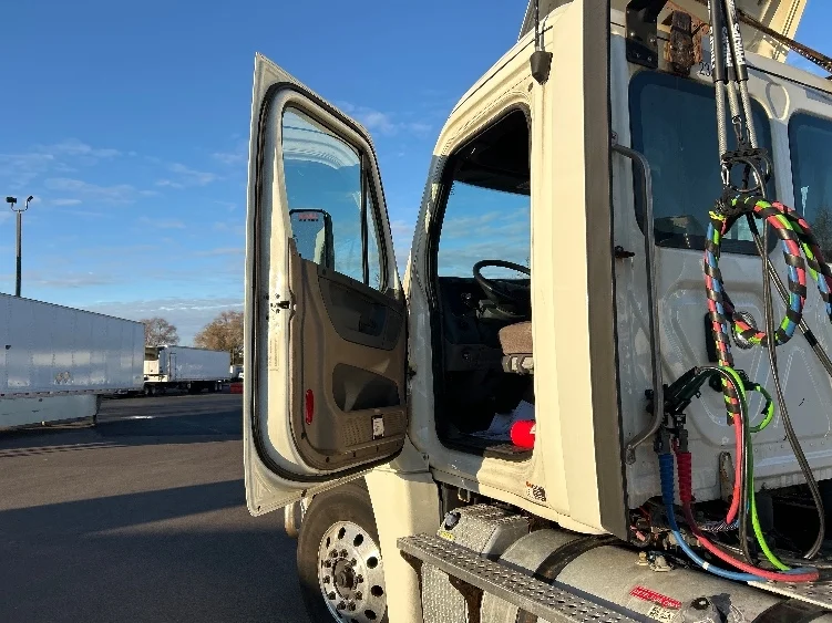 2019 Freightliner Cascadia in Brooklyn Park, MN — photo 9